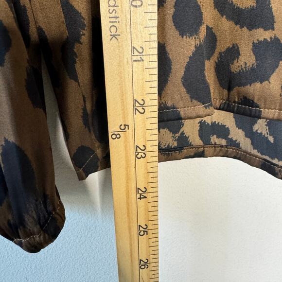 Banana Republic Shirt Womens Small Cheetah Print Satiny VNeck Career Night Out - Picture 8 of 8
